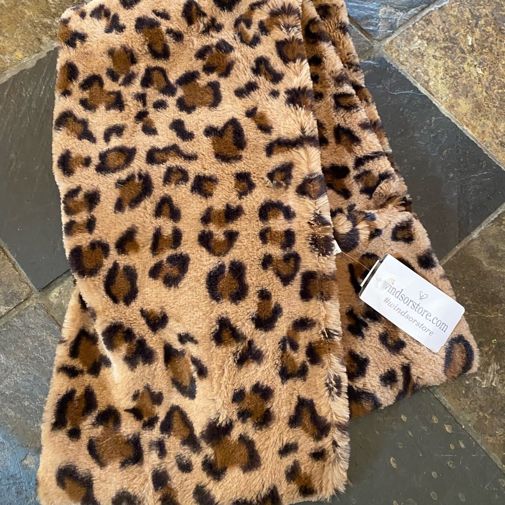 New with tags Windsor leopard scarf